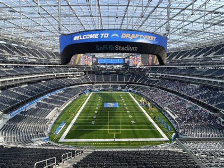 Drake Rents 70K Capacity SoFi Stadium & Dines On 50 Yard Line