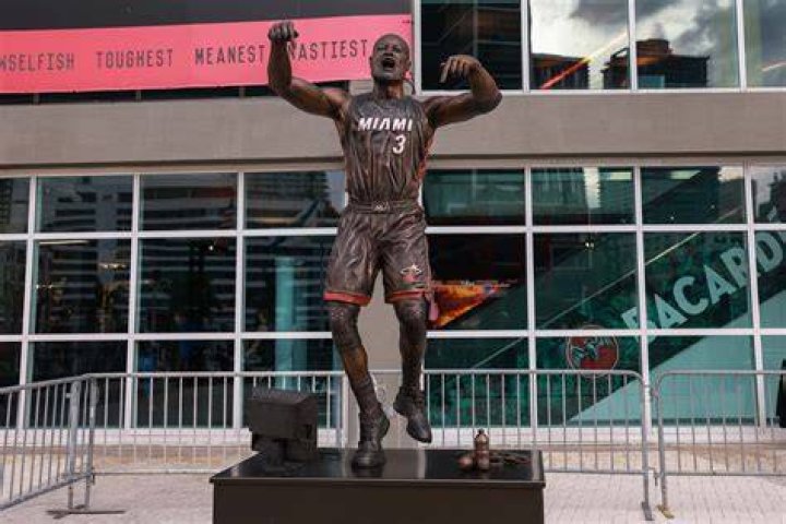 How did Dwyane Wade Sr. impact his son, Dwyane Wades, NBA career? ·
