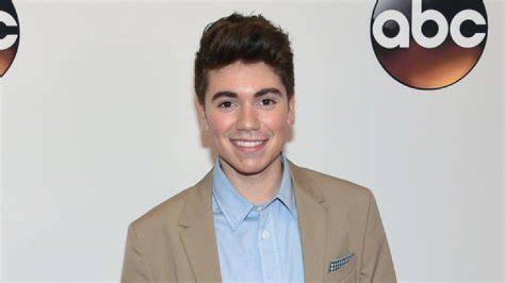 Is Noah Galvin Trans?