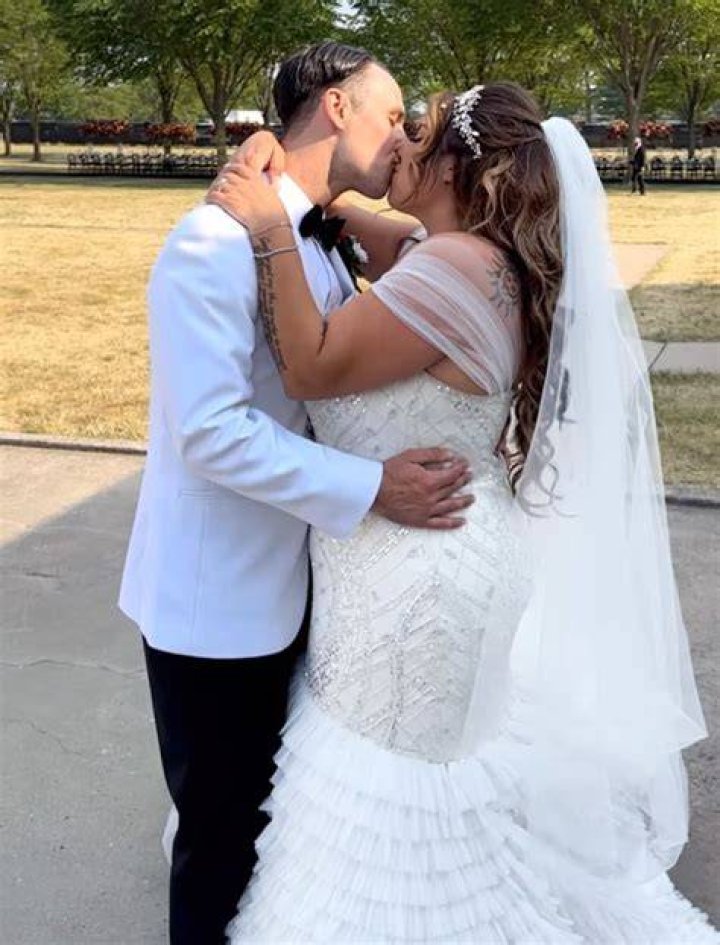Is She Married? Reddit And Instagram Story