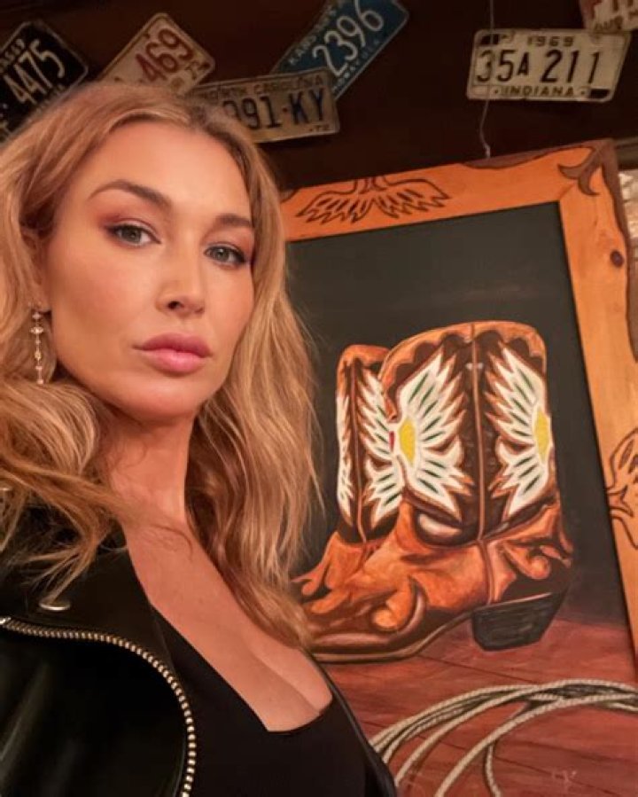 Marielle Hadid Height, Weight, Net Worth, Age, Birthday, Wikipedia, Who, Instagram, Biography ·