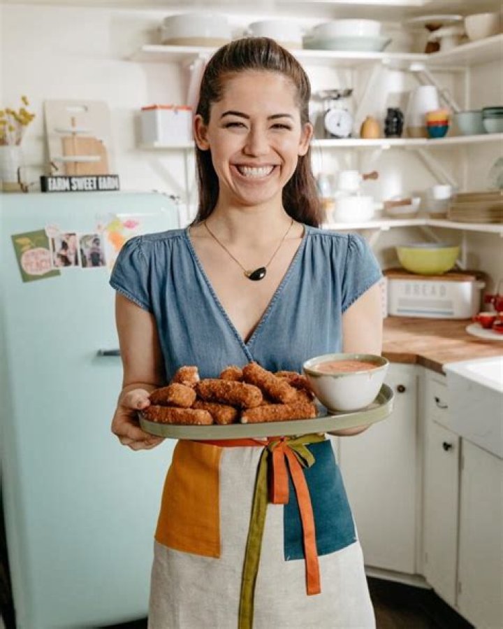 Molly Yeh Age, Wiki, Biography, Net Worth, Husband, Kids, Height ·