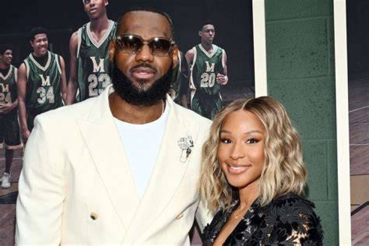 Take notes women LeBron James wife Savannah James refusing pictures with male fans whil |