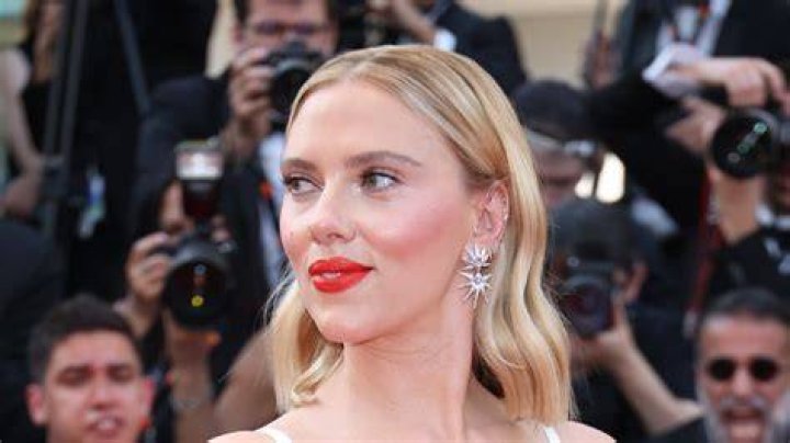 Unveiling Scarlett Johansson's Smoking Habit On Screen: Discoveries And Insights