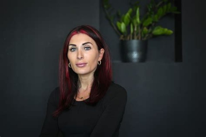 Who is Laura Flores Dating Now ·